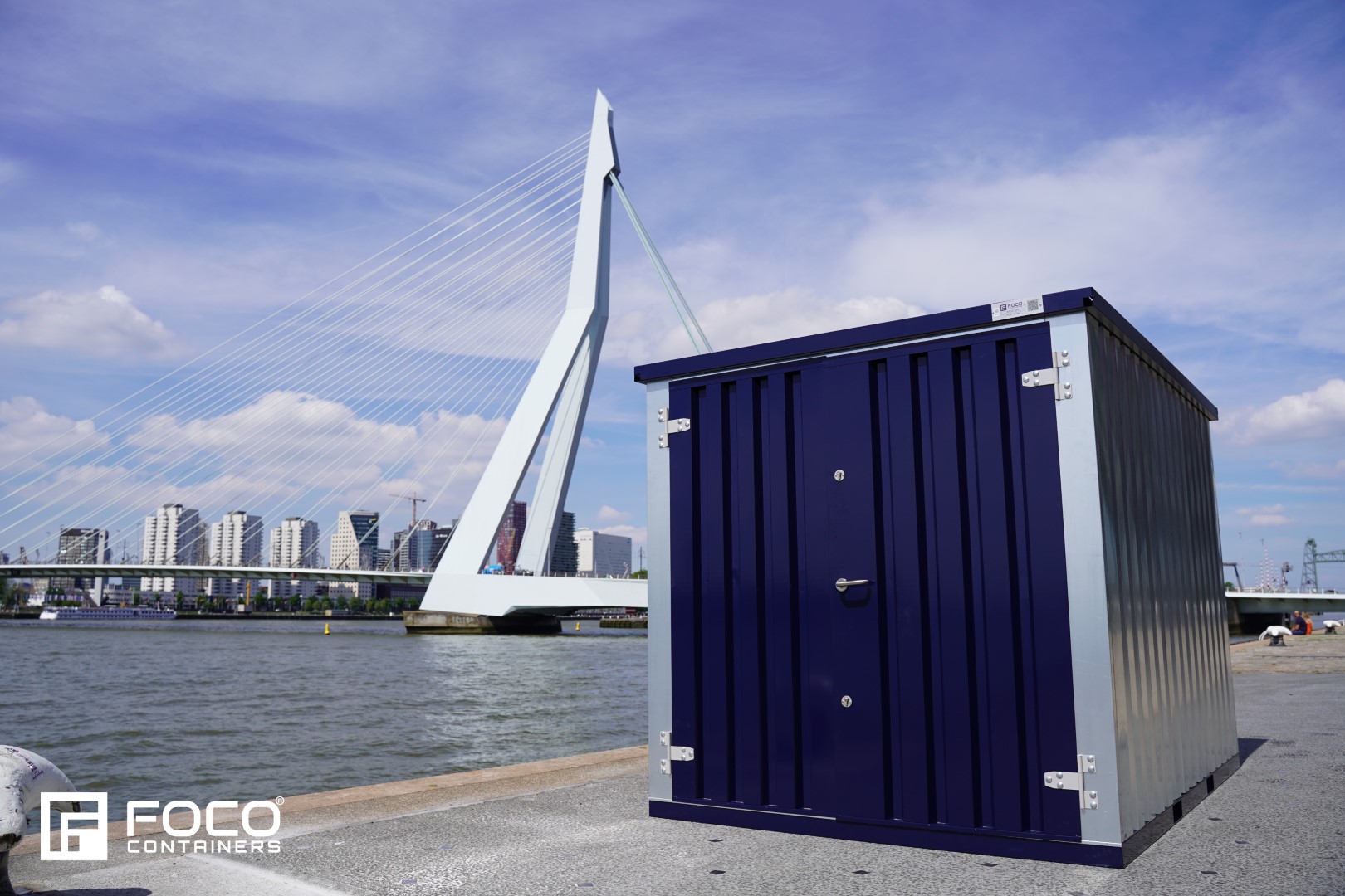 Fordonscontainer 3x2 meter (silver och blå) med Rottendams Erasmusbron i bakgrunden